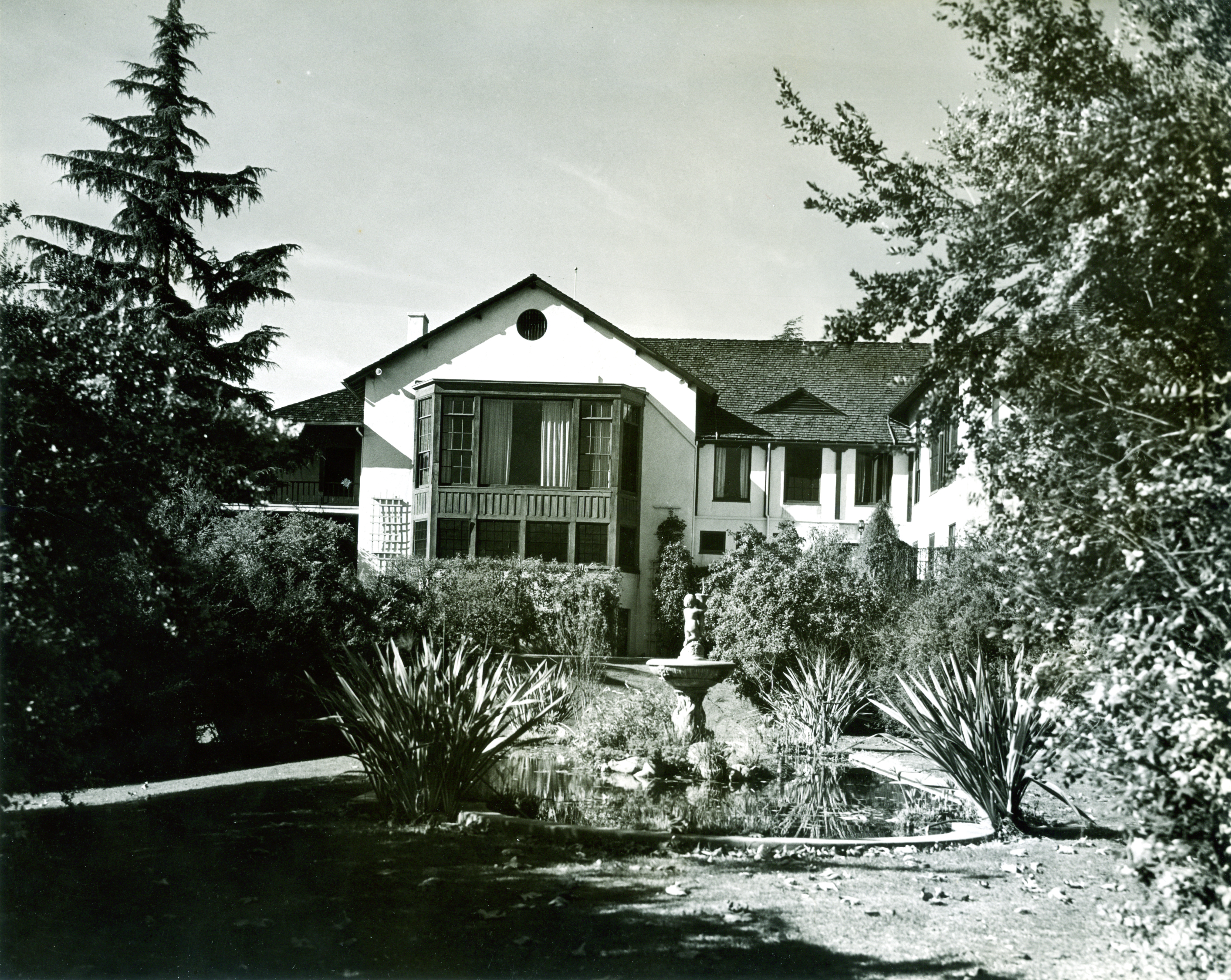 The Altadena Golf Course Clubhouse in 1945. Photo courtesy of the Westmont Archives.