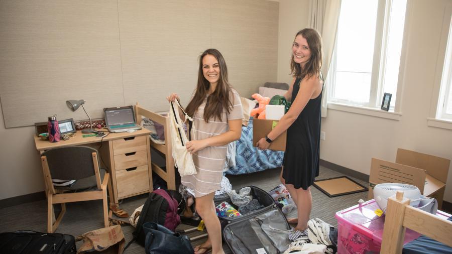 Students move-in moving into dorm