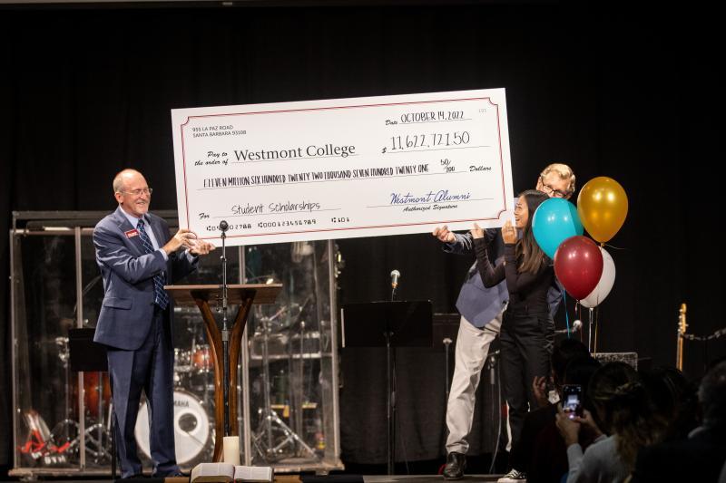 Students celebrate alumni gifts for scholarships during Homecoming