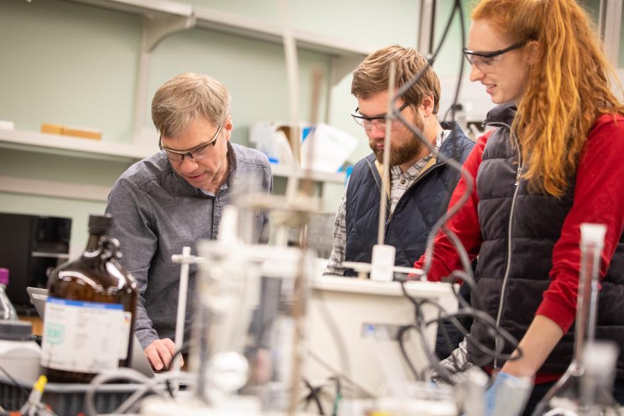 Professor Michael Everest works with chemistry students