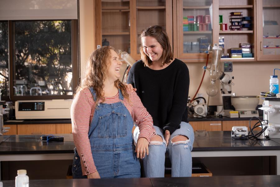 Marliss Neal ’22 and Clare Neal ’23 in the Westmont chemistry lab