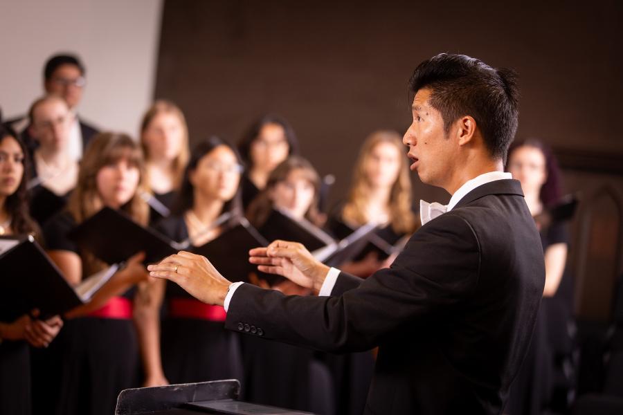Daniel Gee Conducts Choir