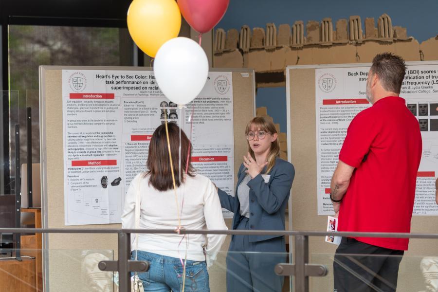 Carli Roberson ’23 explains her psychology research project