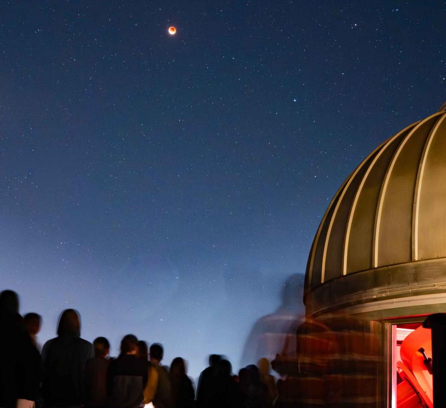 Total Lunar Eclipse Blood Moon by Gavin Stay