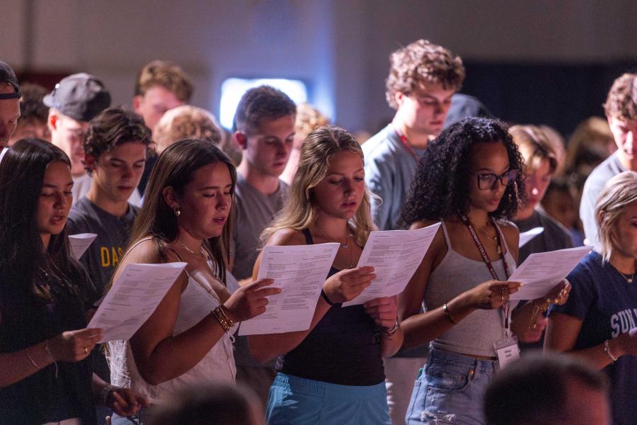 Students-Singing-in-Chapel