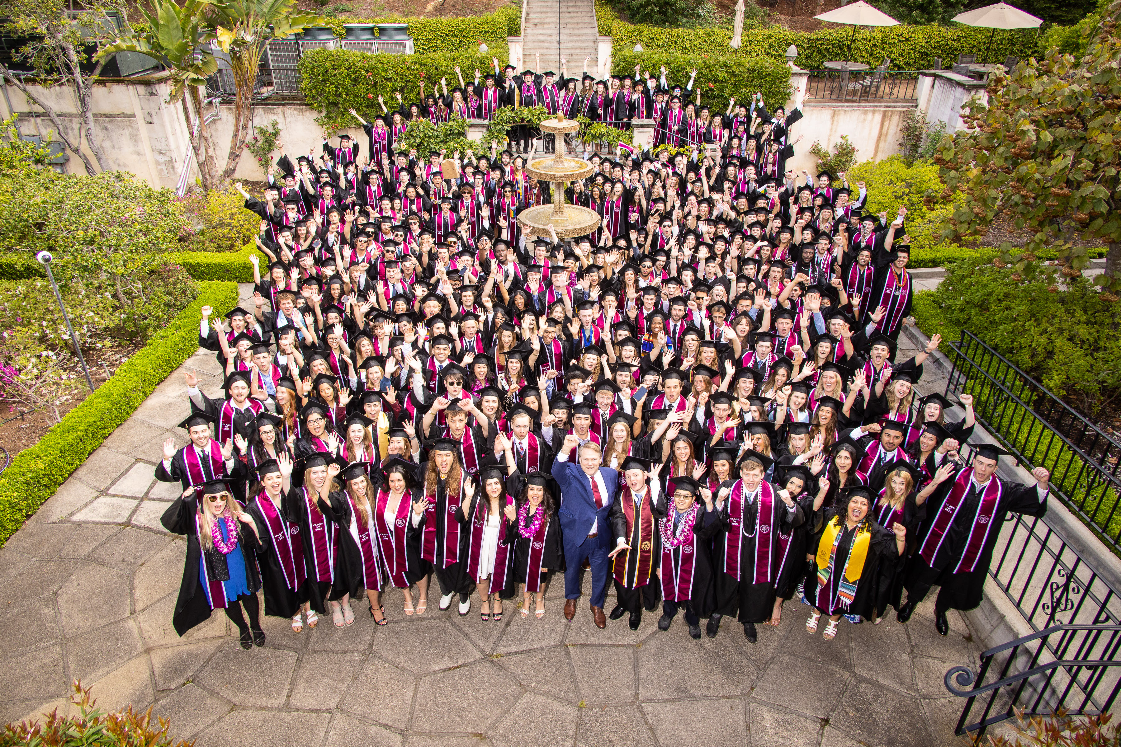 commencement group shot with president